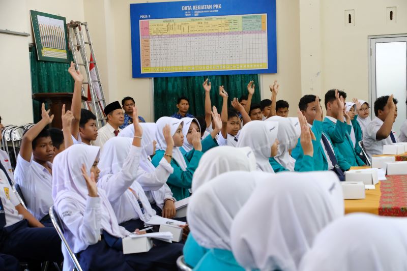 TANAMKAN KESADARAN: Wali Kota Magelang memberikan sosialisasi kepada ratusan siswa SMP terkait pencegahan konflik sosial Rabu (1/10).