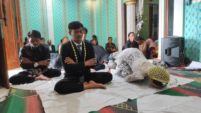 KHIDMAT: Pernikahan pengantin Sapta Darma di Maron, Temanggung, Kaliangkrik berjalan lancar Rabu (1/10).