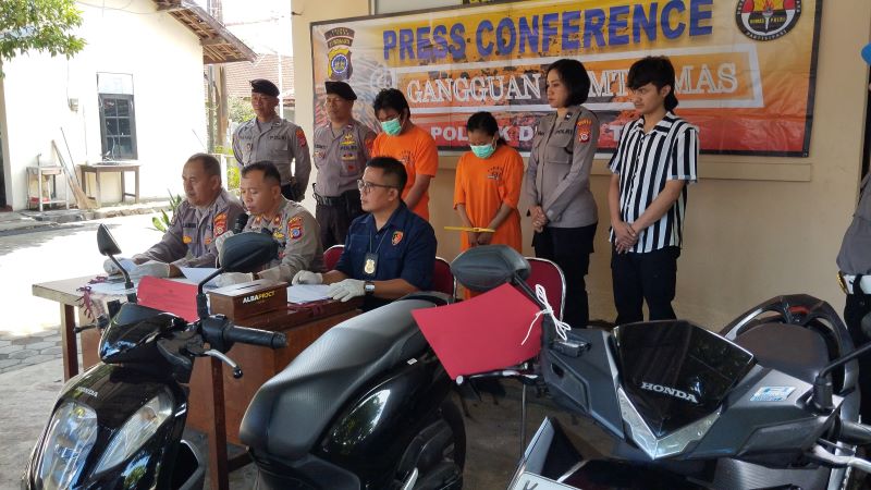 GELAR PERKARA: Pelaku pencurian motor saat dihadirkan di Polsek Depok Timur Rabu (1/10).