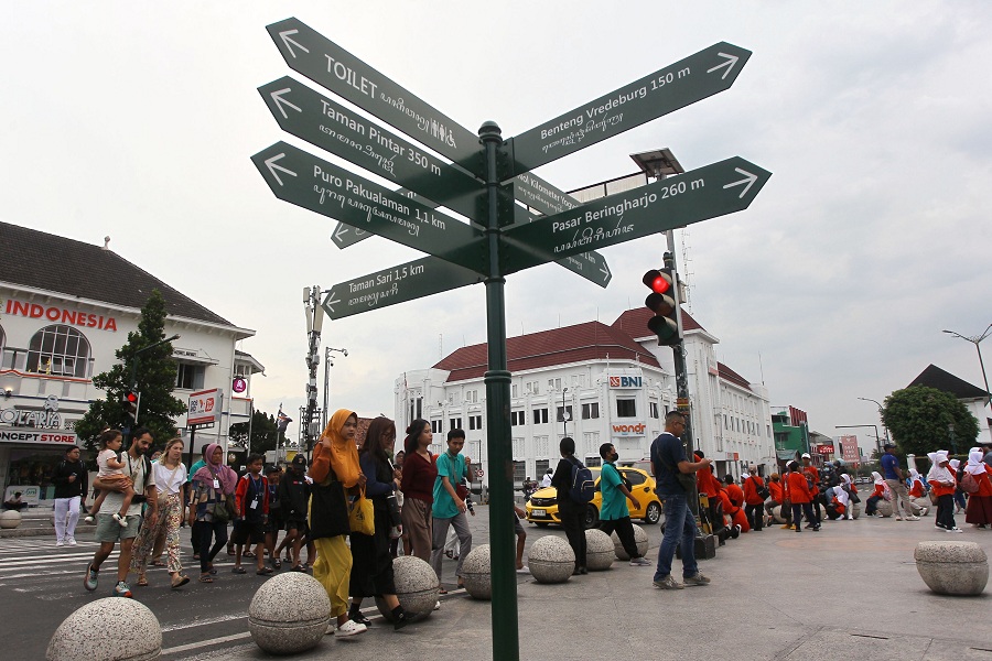 Wisatawan melintas di kawasan Titik Nol Kilometer menuju Malioboro, Kota Jogja, Kamis (2/10/2025).