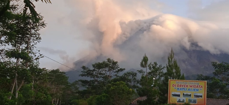 Hujan abu di Turi, Kamis (2/10/2025) pagi.