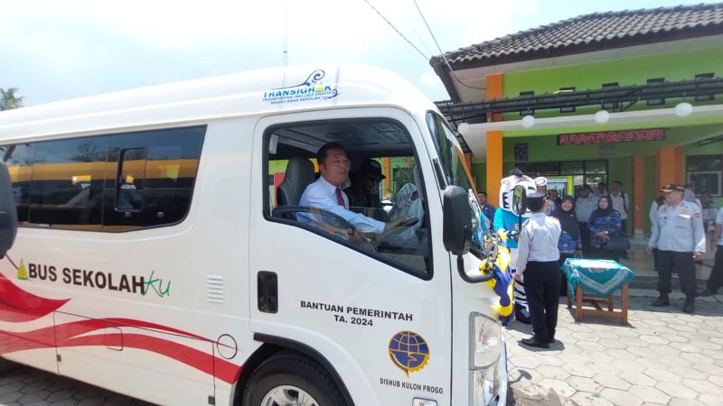 Wakil Bupati Kulon Progo Ambar Purwoko mengemudikan bus sekolah ramah disabilitas.&nbsp;