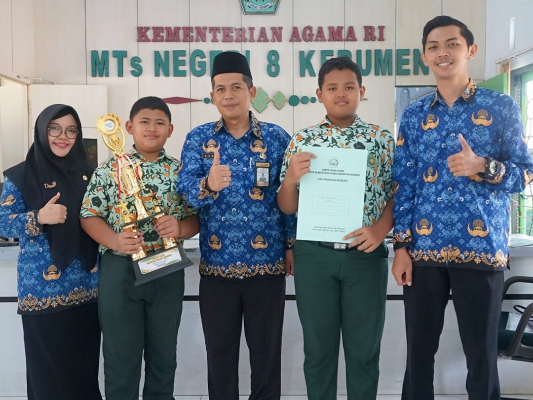 Tim robotik MTsN 8 Kebumen meraih penghargaan sekaligus uang pembinaan dari Kementerian Agaman Kebumen sebelum tampil di ajang Olimpiade Madrasah Indonesia (OMI) Tahun 2025. (Dokumentasi MTsN 8 Kebume