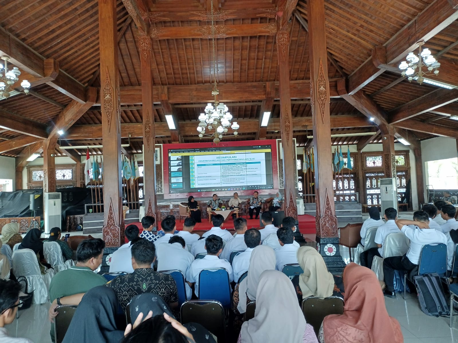 Pemkab Kebumen memberikan fasilitasi pendampingan perizinan Sertifikat Laik Higienie Sanitasi (SLHS) kepada pengelola dapur Makan Bergizi Gratis (MBG) di Pendopo Kabumian, Kamis (2/10). (M Hafied/Rada