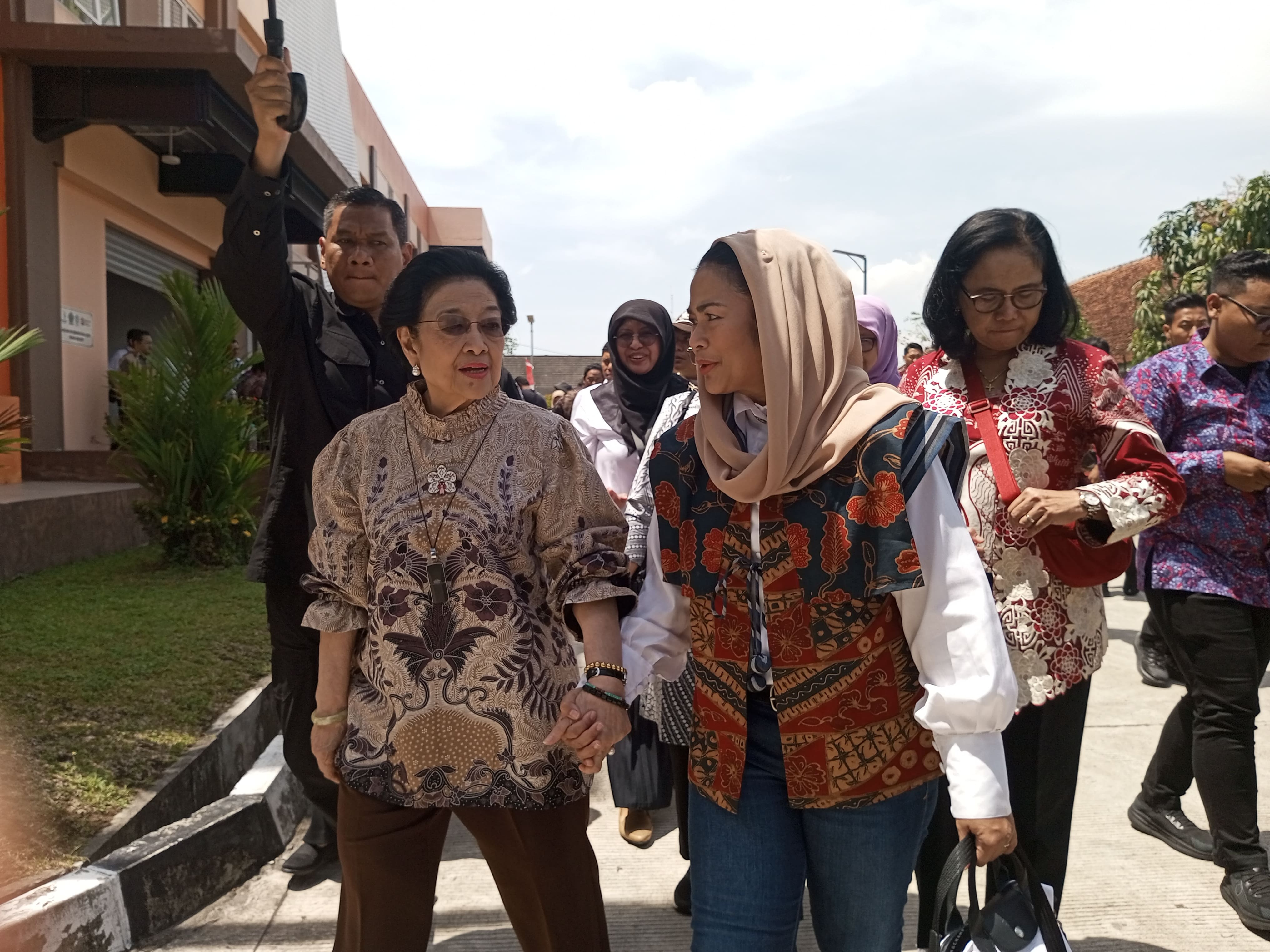 Dalam kesempatan tersebut, Megawati juga mengunjungi museum di Wanagama dan melihat dokumentasi kunjungan tahun 2005. Ia bahkan menandatangani salah satu foto yang menampilkan dirinya saat menanam poh