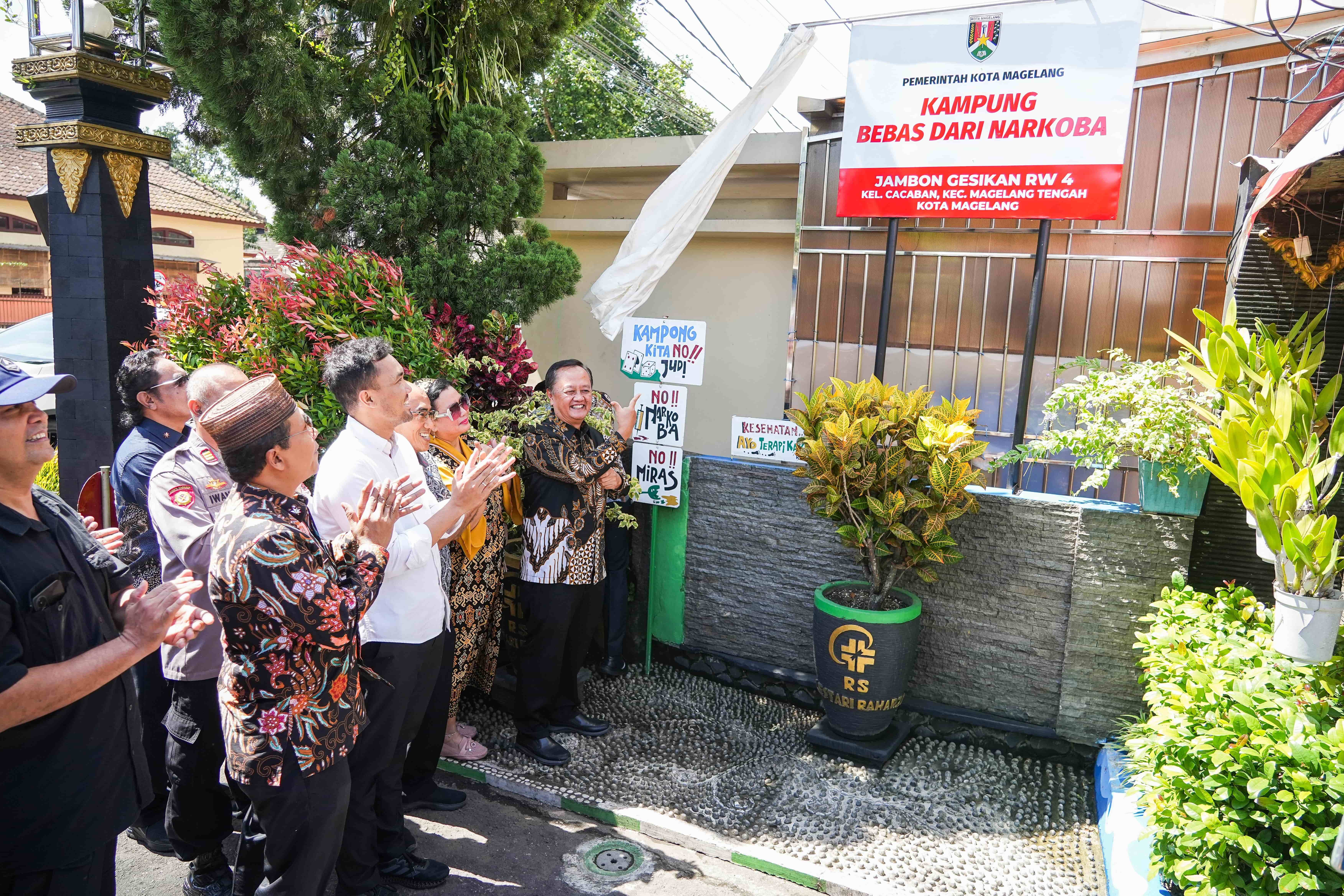 Wakil wali Kota Magelang bersama jajarannya saat meresmikan Kampung Bebas Narkoba di RW IV Cacaban, Kamis (2/10).