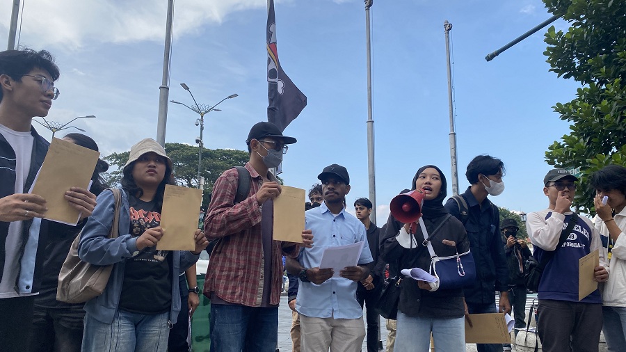 Aliansi Jogja Memanggil menggelar aksi protes dengan mengirimkan surat kepada beberapa stakeholder tingkat pusat melalui Kantor Pos Jogjakarta, Kamis (2/10/2025).