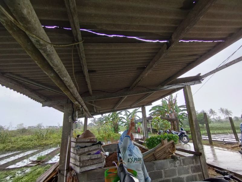 Warga Kalurahan Karangwuni menunjukkan genteng bangunan yang berada di ladang retak akibat hempasan jet blast yang berulang-ulang.