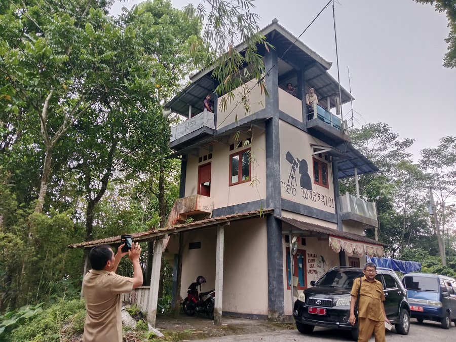 LAPOR: Salah satu pemasangan titik Wi-Fi gratis di Purwobinangun, Sleman.  &nbsp;