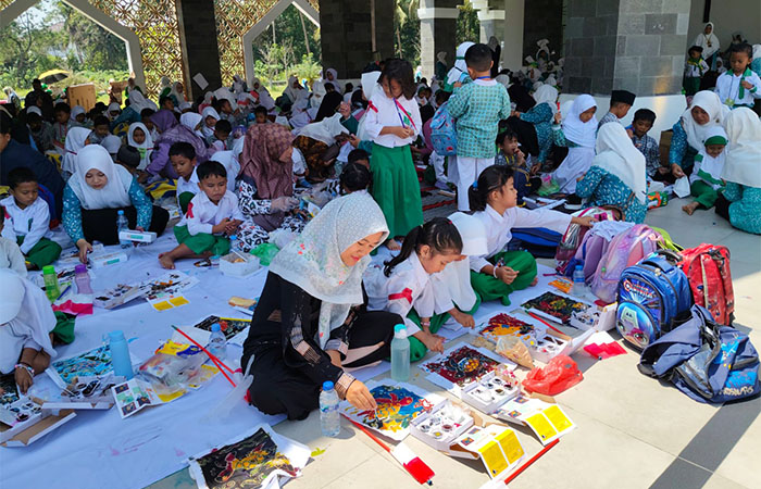 SERU: Anak-anak PAUD mengikuti kegiatan bertajuk "Ayo Membatik" di MAJT An-Nuur Kabupaten Magelang, kemarin (2/10).
