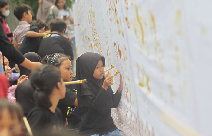 Anak-anak peserta program Art for Children (AFC) membatik bersama saat memperingati Hari Batik Nasional, di kompleks Taman Budaya Yogyakarta, Kamis (2/10).