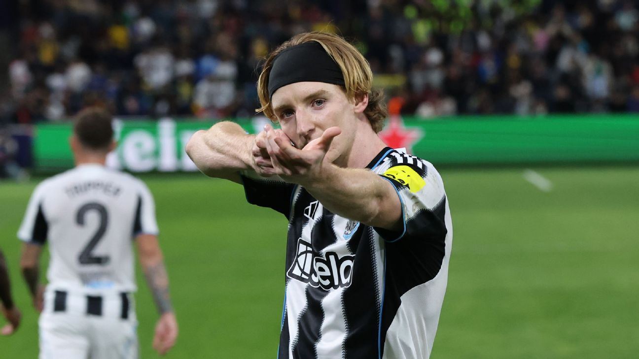Selebrasi Anthony Gordon usai cetak dua gol dalam kemenangan Newcastle United atas Union Saint Gilloise di Liga Champions