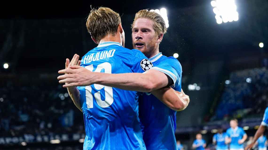 Rasmus Hojlund rayakan gol kemenangan Napoli atas Sporting CP bersama Kevin de Bruyne