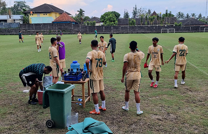 PERSIAPAN KE SULTENG: Para pemain PSS Sleman saat menjalani latihan rutin di Lapangan Pakembinangun, Pakem, Sleman, kemarin (2/10).