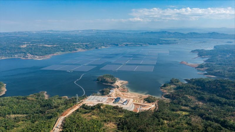 Pembangkit Surya Terapung 92 MW yang dibangun PLN di Waduk Saguling, abupaten Bandung Barat, Jawa Barat.
