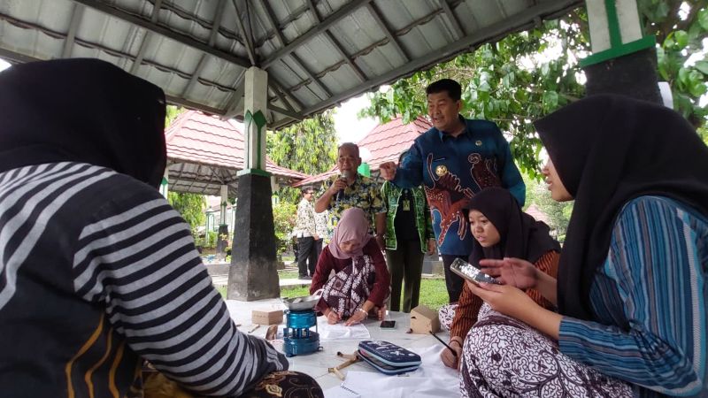 PENINJAUAN: Bupati Kulon Progo menyapa pelajar yang sedang menuliskan motif batik.