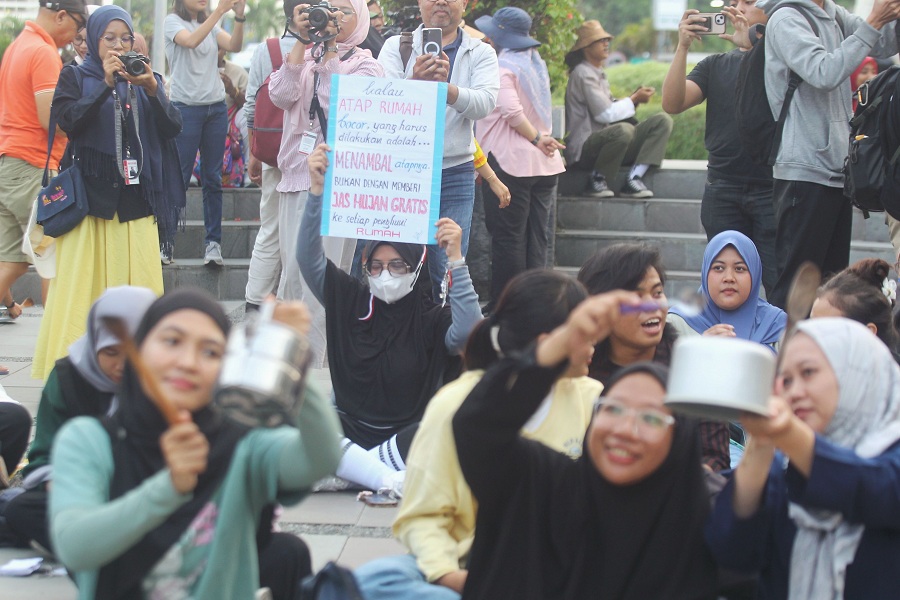Ibu-ibu dari komunitas Suara Ibu Indonesia menggelar aksi dan diskusi terkait keberlanjutan program MBG, di kawasan Bundaran UGM, Kamis (3/10/2025).