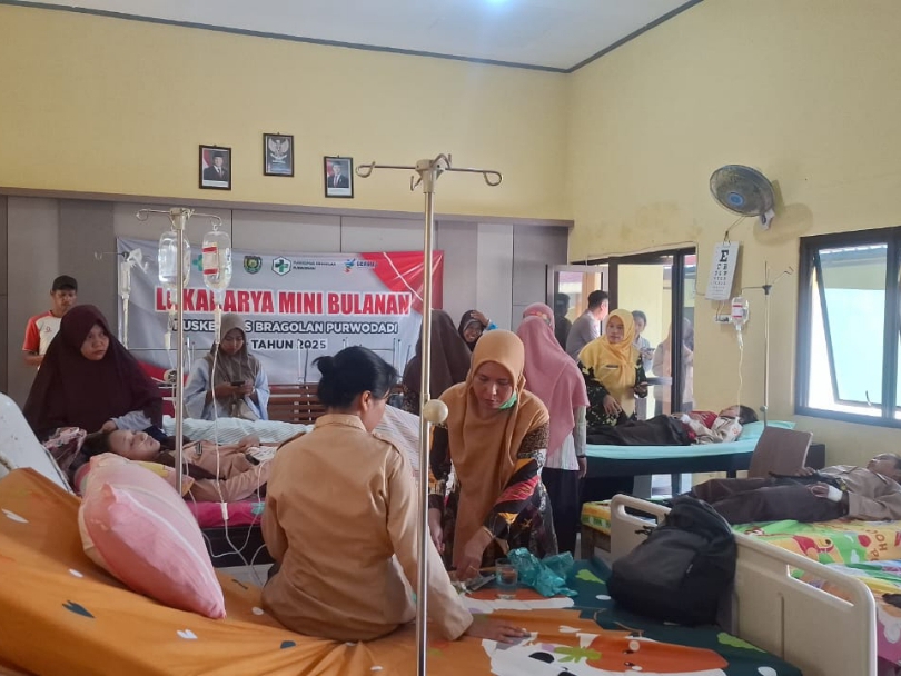 Sejumlah pelajar mendapat perawatan medis di Puskesmas Bragolan. Mereka mengalami gejala keracunan usai menyantap menu Makan Bergizi Gratis (MBG). (Istimewa)