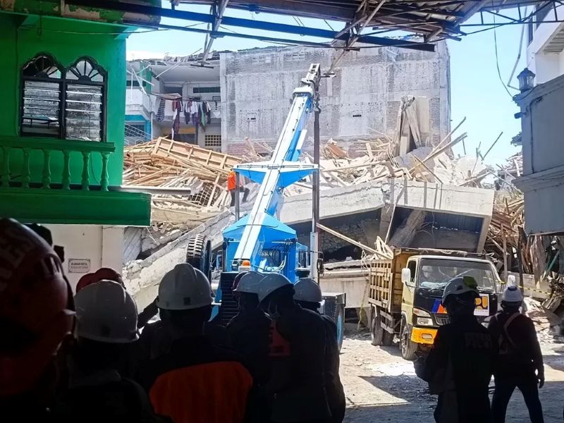 Proses evakuasi korban santri tertimpa reruntuhan musala di Ponpes Sidoarjo dengan alat berat.