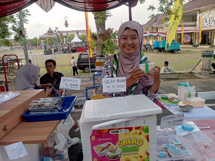 TEKAD: Dari puluhan UMKM di acara Gunungkidul Cinta Batik Fashion Show, Agustin merupakan salah satu anak muda yang menjajakan produk miliknya, salad buah dan puding.