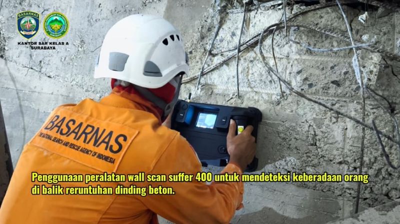 Proses evakuasi korban musala ambruk di Ponpes Sidoarjo dengan peralatan wall scan suffer 400.