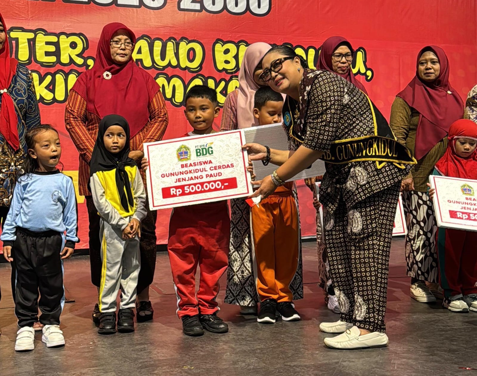 Pengukuhan berlangsung di Auditorium Taman Budaya Gunungkidul dengan menghadirkan ratusan peserta dari satuan PAUD, bunda PAUD kecamatan dan desa, pendidik, serta orang tua.