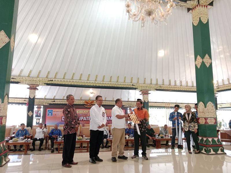 SIMBOLIS: Penyerahan batas kalurahan oleh Pemkab Sleman untuk mencegah konflik antarwilayah Jumat (3/10).