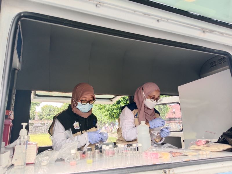 FOKUS: Proses pengujian sampel jajanan oleh BBPOM Jogjakarta di Lapangan Pemda Sleman Jumat (3/10).