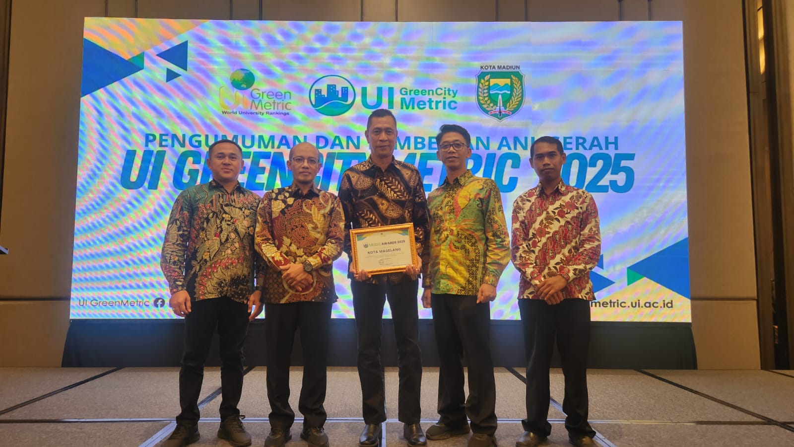 Asisten Perekonomian dan Pembangunan Sekda Kota Magelang (tengah) usai menerima penghargaan UI GreenCityMetric 2025 di Hotel Grand Mercure, Madiun, Kamis (2/10).