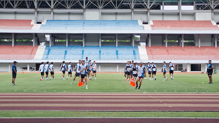 Para pemain PSIM Jogja saat menjalani latihan rutin.