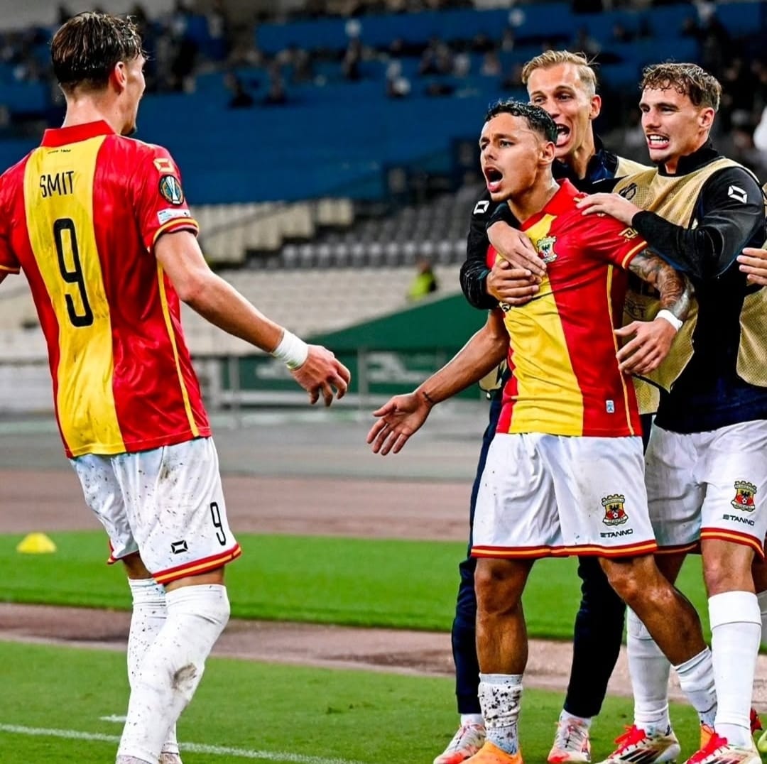 Dean James rayakan gol dari MIlan Smit dalam kemenangan Go Ahead Eagles atas Panathinaikos di Europa League