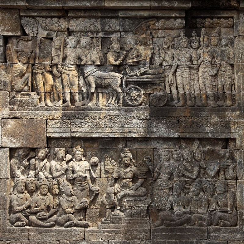 Relief Borobudur yang memuat kisah moral dan nilai budaya Nusantara.