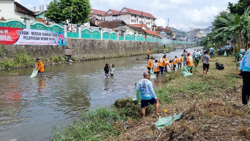Masyarakat bersama para stakeholder kota Jogja bahu-membahu membersihkan area Taman Kewek.&nbsp;