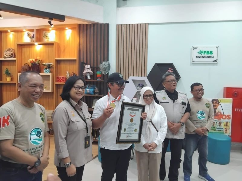 Kepala Muri Semarang Ari Andriani saat memberikan sertifikat Rekor Muri kepada Walikota Jogja Hasto Wardoyo.&nbsp;