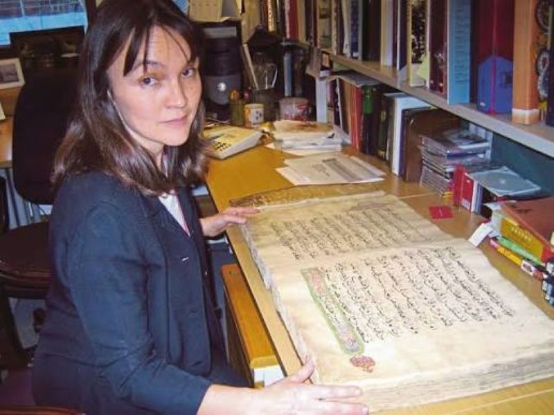 Kepala Seksi Asia Tenggara British Library Annabel Gallop saat berfoto dengan manuskrip yang dirampas saat Geger Sapehi 1812.&nbsp;