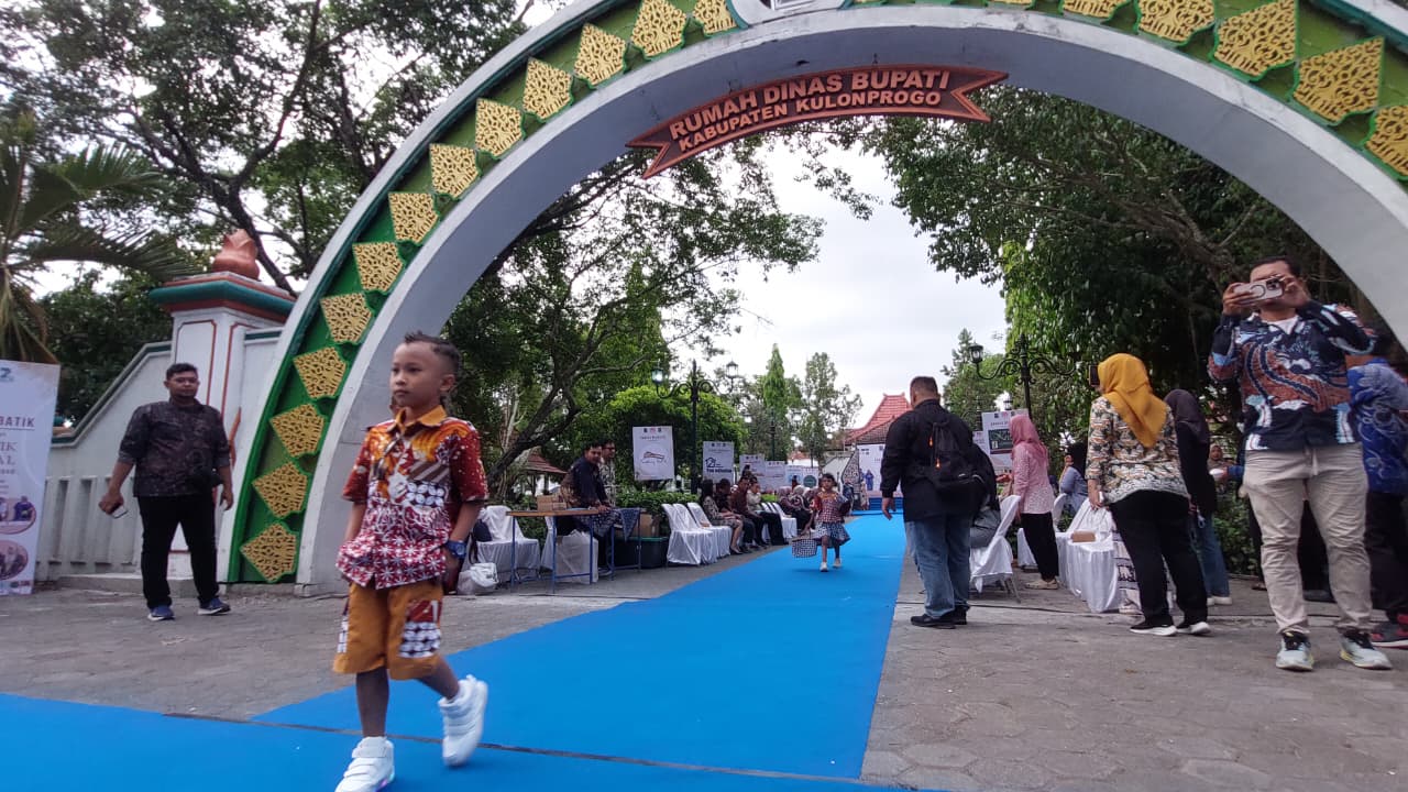 Model memperagakan busana batik khas Kulon Progo.