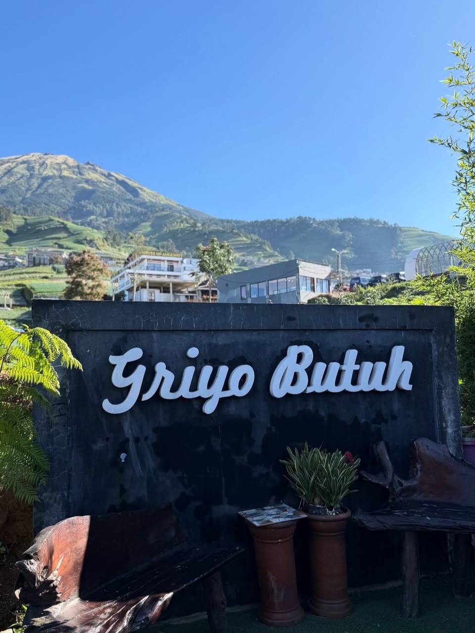 Pemandangan alam dan Gunung Sumbing bisa dilihat dari Griyo Butuh.