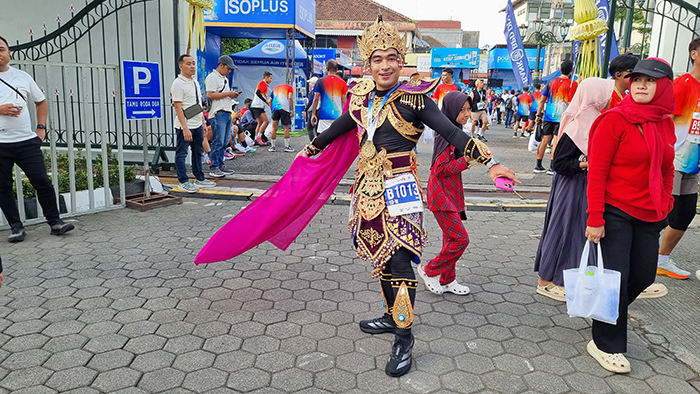 KENALKAN BUDAYA: Made Tozan Mimba saat mengikuti Bank BPD DIY Malioboro Run 2025 dengan kostum adat Bali.