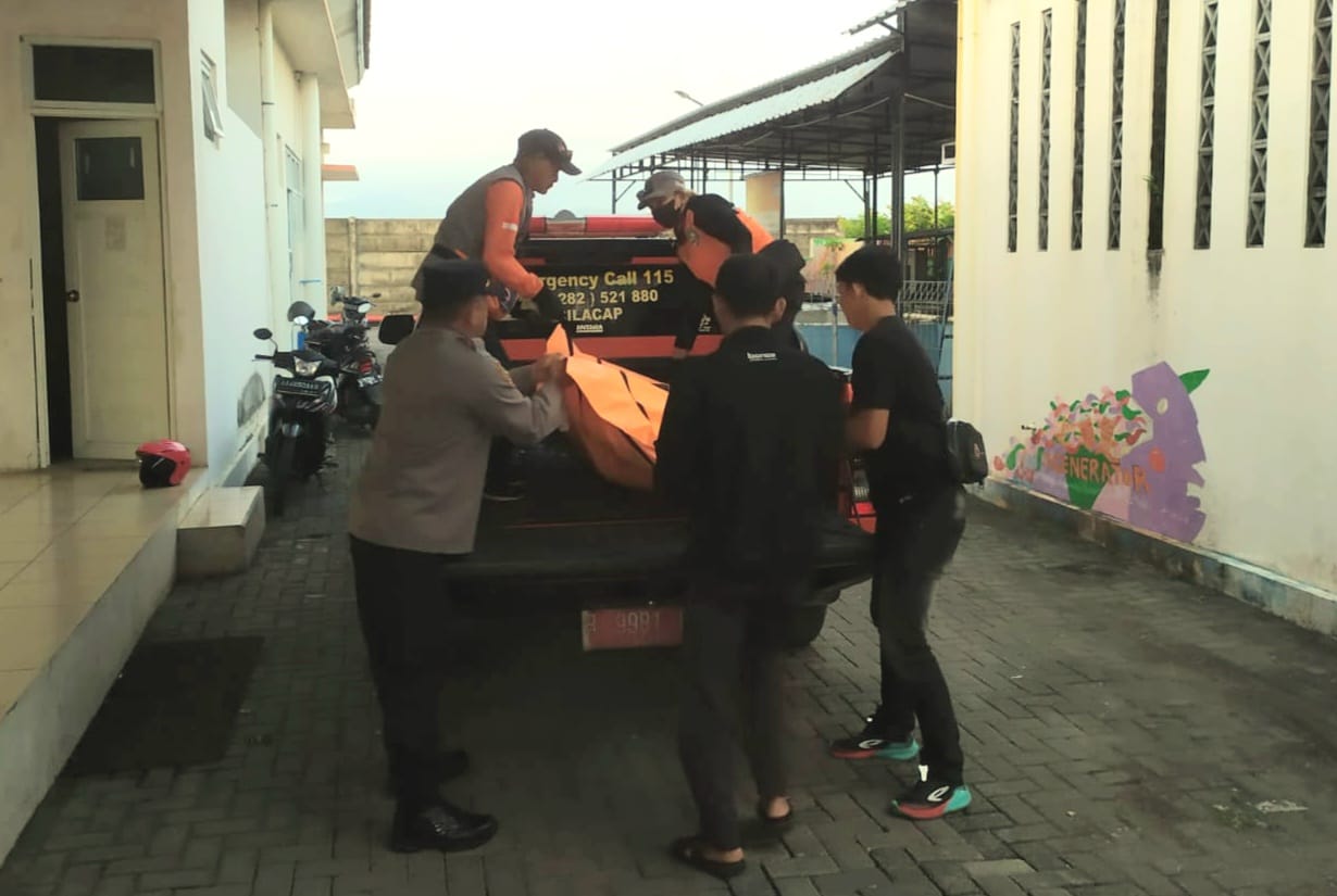 Petugas gabungan berhasil mengevakuasi jasad seorang pemuda asal Desa Selotumpeng, Kecamatan Mirit yang ditemukan oleh pemancing di Pantai Golong, Sabtu (4/10) sore. (Dokumentasi Polres Kebumen)
