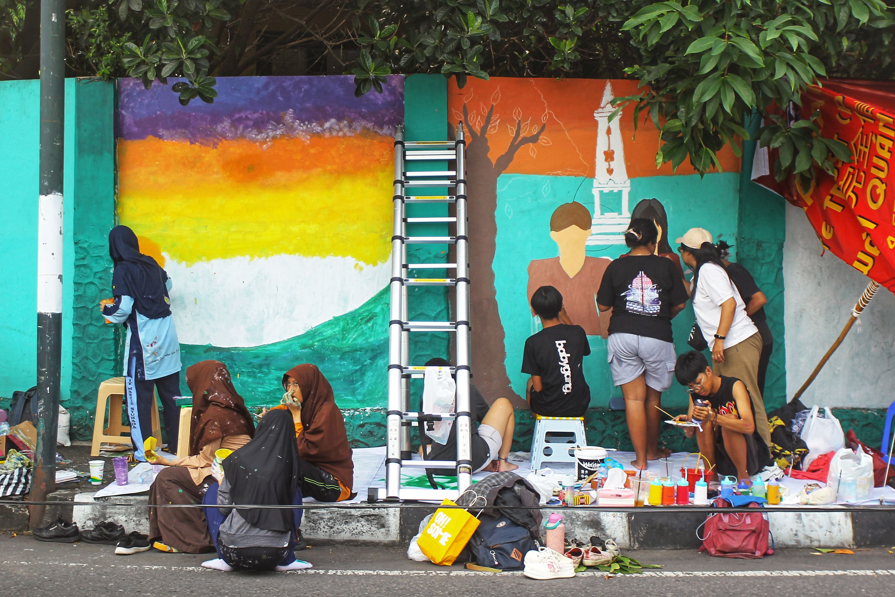 Perwakilan pelajar dari berbagai sekolah tingkat SMP mengikuti lomba mural antar pelajar di kawasan Kotabaru, Kota Jogja, Jumat(3/10).