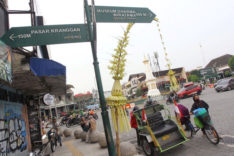 Suasana salah satu sudut kawasan Tugu Jogja yang dihiasi penjor, Minggu (5/10). Ratusan penjor telah terpasang mulai kawasan Tugu Jogja hingga ke Malioboro dan Panggung Krapyak
