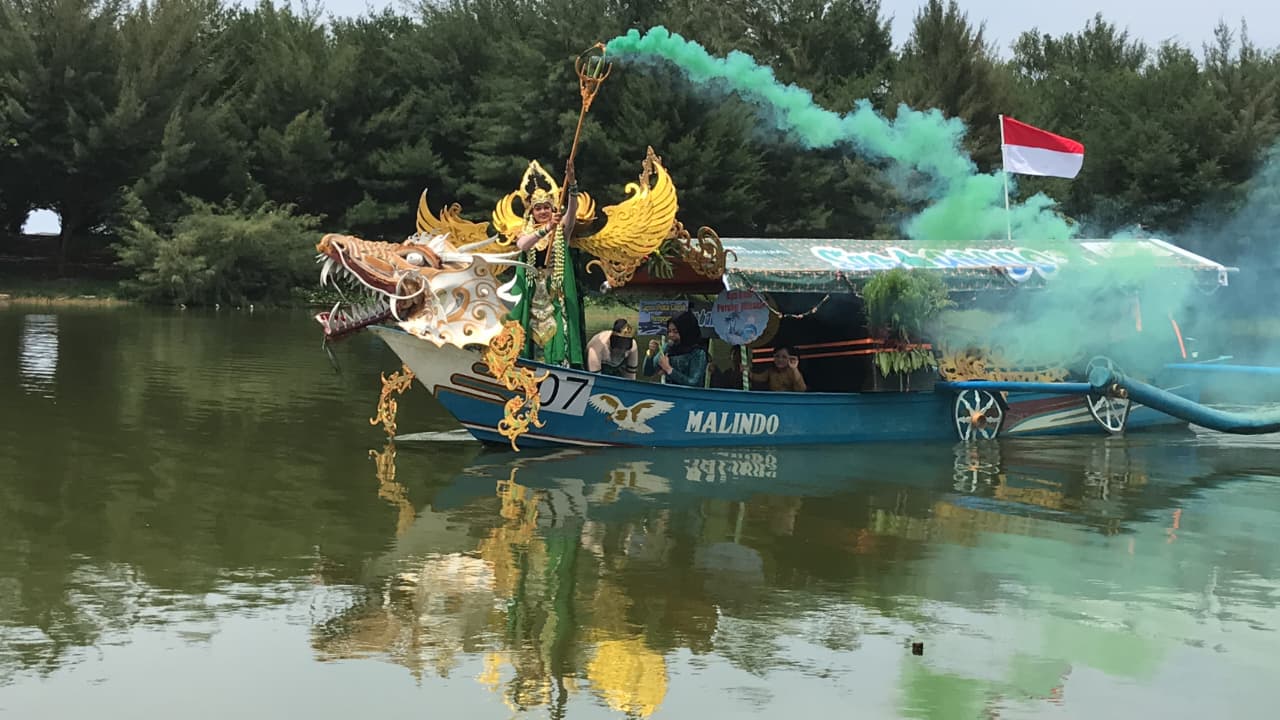 MERIAH: Perahu wisata dihias dengan beranekaragam motif.