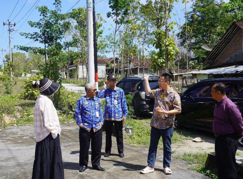 CEK LAPANGAN: Investor asal Sanghai yang tertarik dengan pengolahan gaplek Gunungkidul sedang melakukan pengecekan lokasi investasi pada Rabu (1/10).