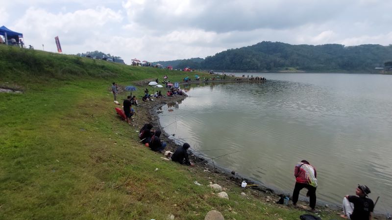 SALURKAN HOBI: Pemancing memadati Taman Nggudhang Waduk Sermo Minggu (5/10).