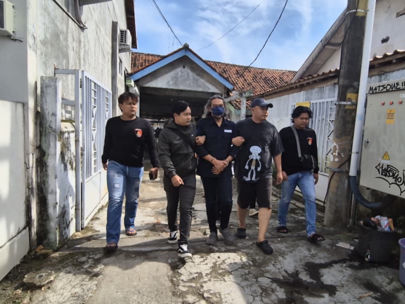 Tim gabungan berhasil meringkus DS, pria yang masuk dalam Daftar Pencarian Orang (DPO) atas kasus korupsi pada BPR BKK Kebumen Cabang Sempor. (Dokumentasi Kejari Kebumen)  &nbsp;