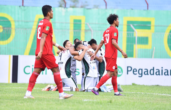 Para pemain PSS Sleman saat merayakan gol di Stadion Gawalise, Palu, Minggu (5/10/2025).