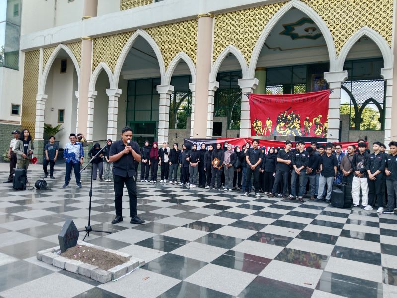 RAPATKAN BARISAN: Aksi solidaritas yang digelar di selasar Gedung Auditorium Prof KH Abdul Kahar Mudzakkir Universitas Islam Indonesia (UII) Senin (6/10).