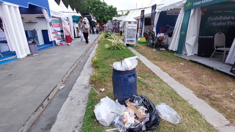 VOLUME MELONJAK: Tumpukan sampah di area Alun-alun Wates.&nbsp;