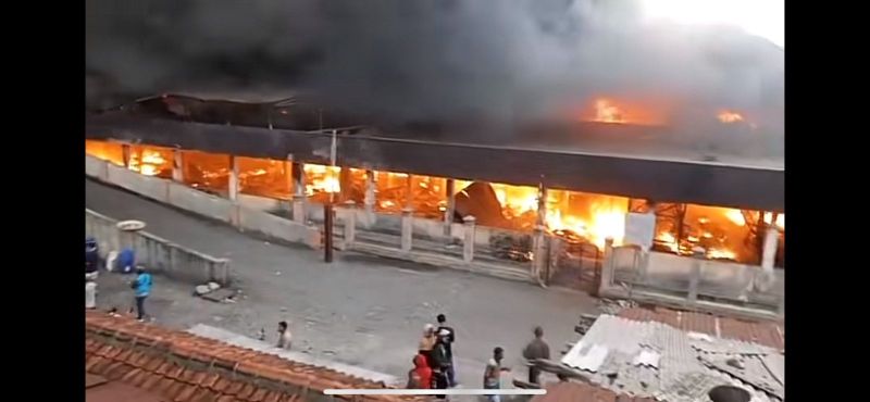 Kebakaran hebat Pasar Wonogiri, Jawa Tengah, Senin (6/10/2025) dini hari.