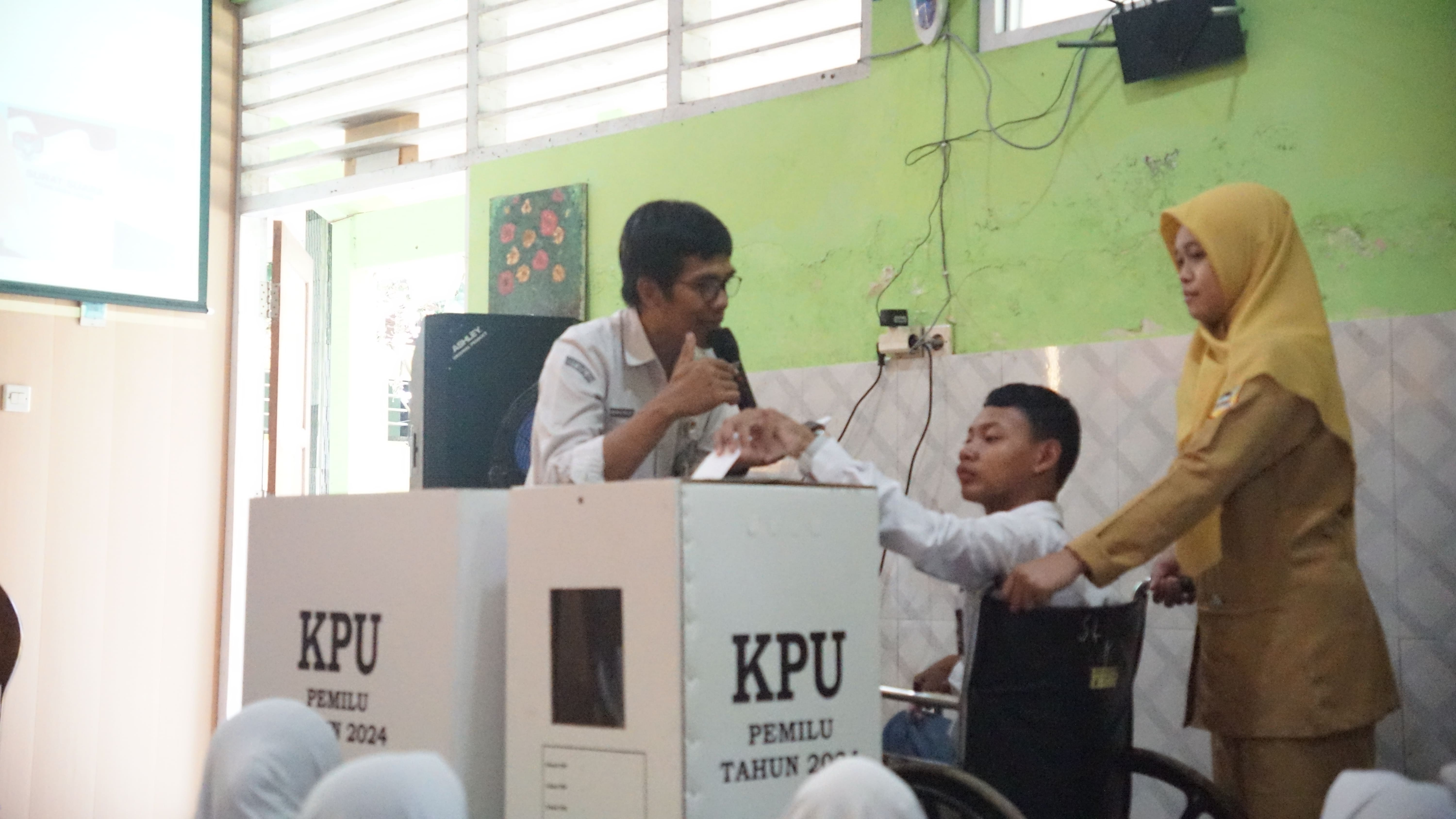KPU melakukan sosialisasi kepada siswa SLB N Kota Magelang, Senin (6/10).
